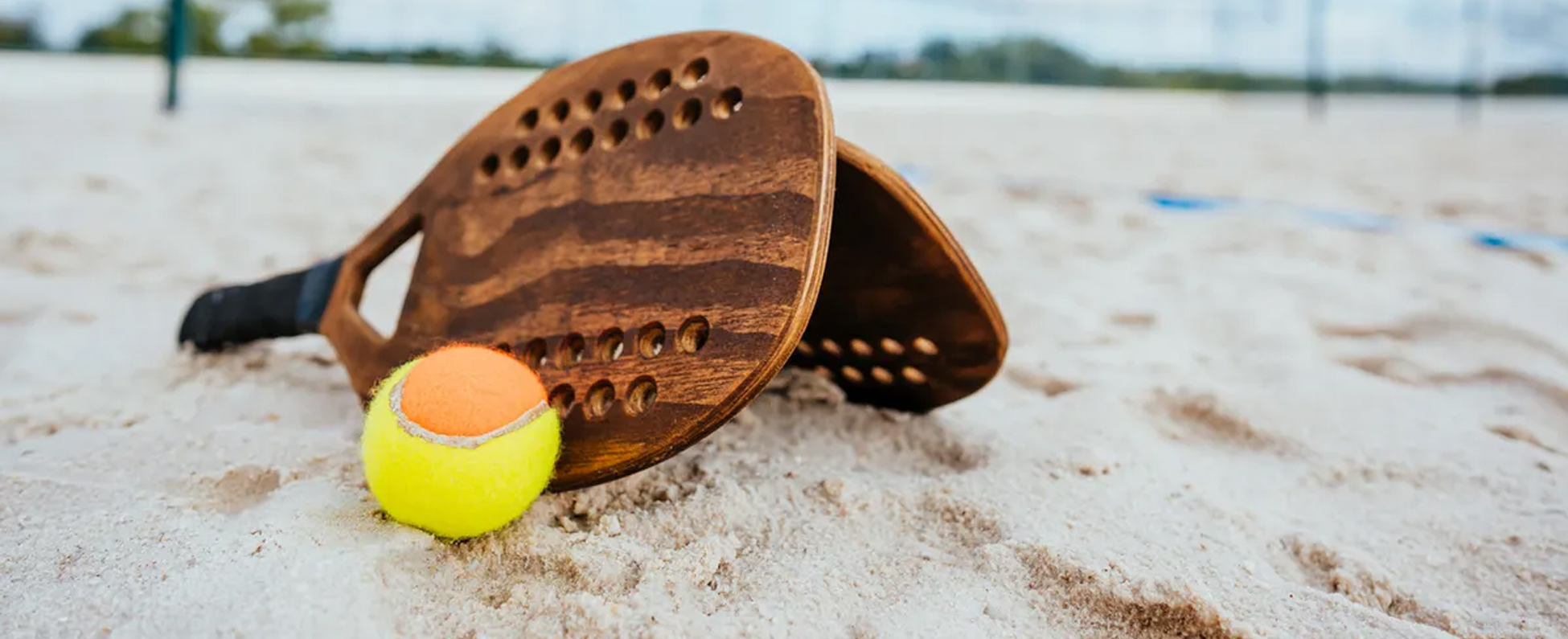 Raquetes e bola de beach tennis na areia